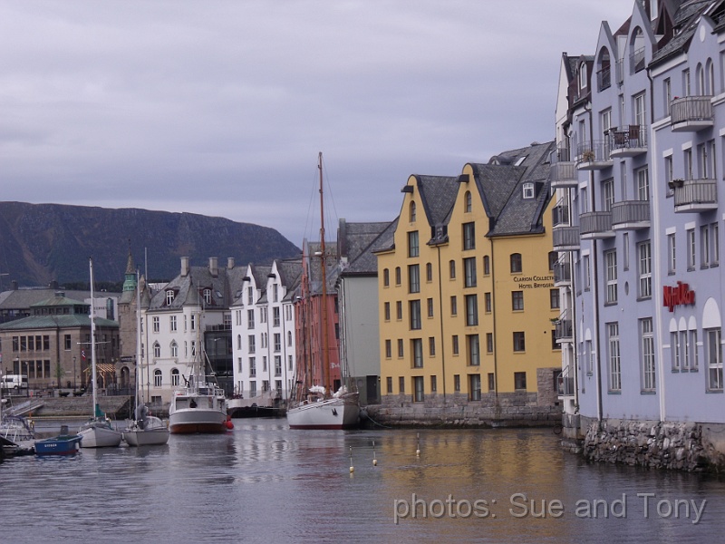 day 2 Alesund  0120.jpg - one of the rivers thorugh the town